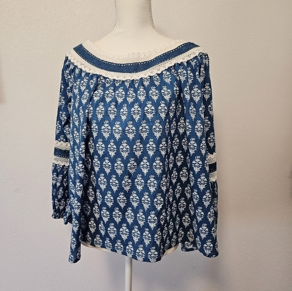 Solitaire Off Shoulder Blouse with Crochet Accent Women's Size Medium - Picture 9 of 9